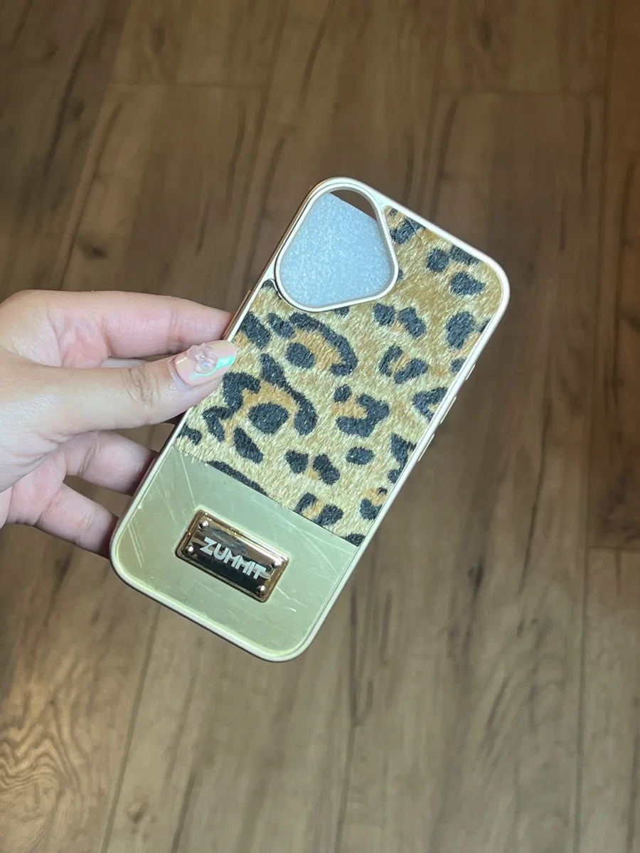 Carcasa dorada animal print