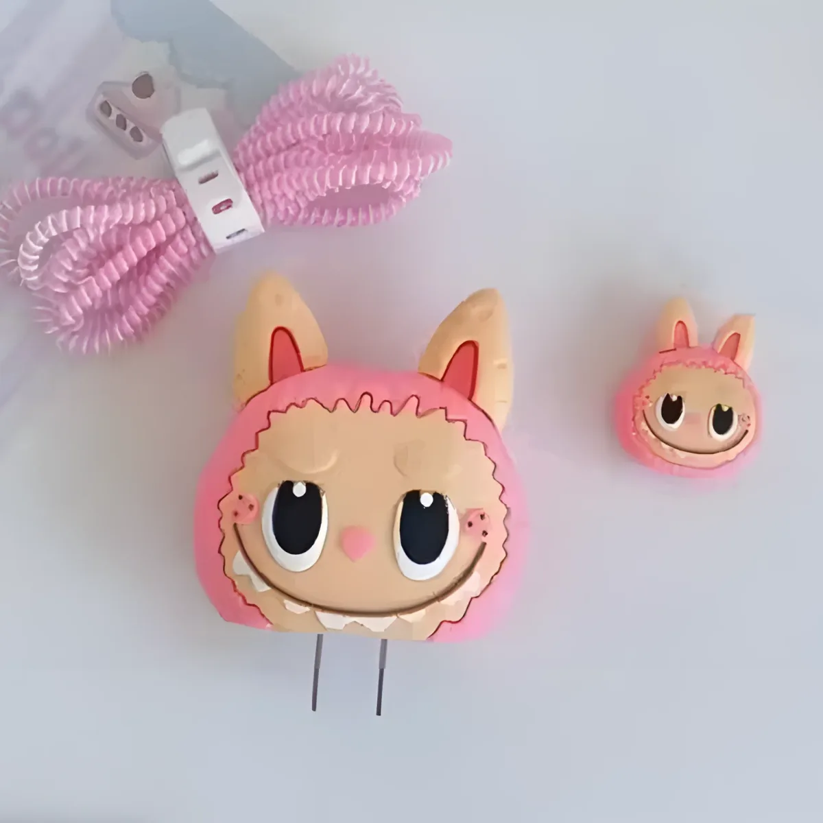 Cubre cargador labubu rosado